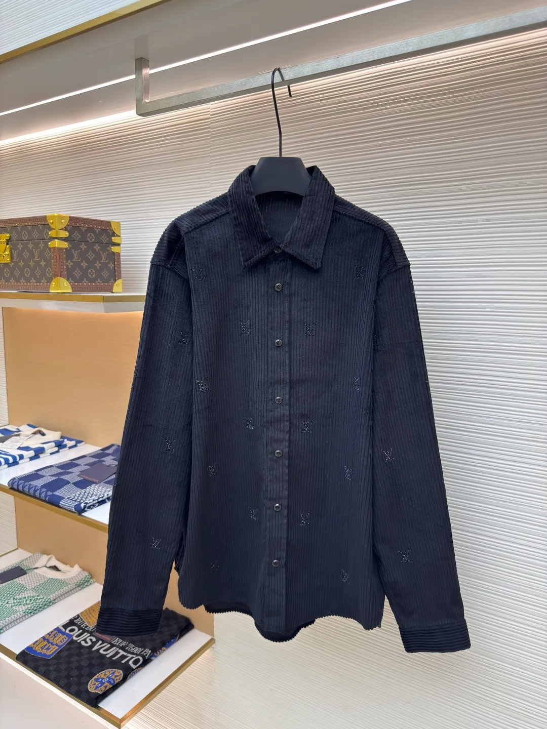 LOUIS VUITTON corduroy rhinestone shirt ●Authentic product: purchased and developed at 18700 ●Item number: 1680324-B70 ●Fabric: corduroy fabric ●Technology: rhinestone production ●Version: fitted version ●Weight: about 550 grams ●Size: XS-S-M-L ●Description: Made of non-elastic cotton corduroy fabric, one-inch 4-pit strips are fully matched to the width of the pattern, using fixed diamonds imported from the Middle East, scanning the Y-plate pattern to make the diamond support mold, hand-brushing two diamond combinations of 2 and 3 lithium, multiple pattern making to determine the temperature and time of the hot diamond to ensure the washing fastness of the finished product, large-size ironing table, the front and back of the entire cut piece are pressed once, the mold is opened to customize the aluminum alloy five-claw four-close buckle, and the resin pattern flat bottom buckle is inlaid. The overall wiring is straight and delicate, the fabric is comfortable and soft, and the color is consistent without color difference. It can be matched with the same style to create a fashionable look and control various occasions. Customized accessories, complete with three standards, same style for men and women!